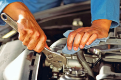 Öl und Schmiere an Händen beseitigen Öl, Schmiere, Motoröl, entfernen, waschen, Hände