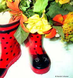 Die Gummistiefel passen nicht mehr und nun? Bitte nicht entsorgen! Gummistiefel Kinder, Designer Gummistiefel, Blumenvase, Pflanztopf, Übertopf basteln, Gummistiefel kaufen, Serviettentechnik, Deko Idee, Wohnraumgestaltung, Basteltipp, Kreativtipp, Gummistiefel säubern, Kieselsteine, Kunstblumenstrauße, Blickfang