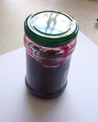 Marmelade- oder Saftflecken entfernen, Kleidungsstücke reinigen/säubern Marmelade, Saft, Flecken, Kleidung, entfernen, reinigen, säubern, beseitigen