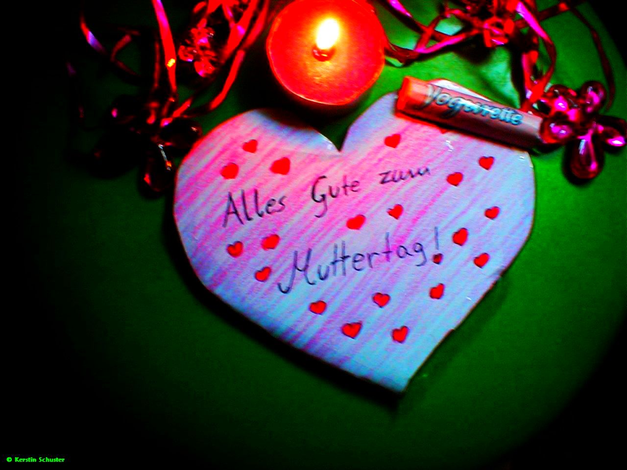 Verschenke dein Herz, mit diesem Basteltipp wird es ganz einfach! Ein Herz zum verschenken, Bastelidee für Kinder, Kinder basteln, Herz, Herziges Geschenk, Schere, Leim, Buntstifte, Filzstifte, Fasermaler, Geburtstag, Muttertag, Geschenkideen, Herz aus Pappe, Herz verschenkt, geschenke für Oma und Opa, Geschenk für Mama, Geschenk für Papa, Basteltipp, Kindergarten
