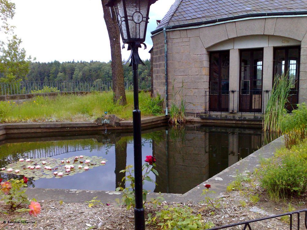 Im Garten lauern viele Gefahren Sicherheit im Garten, Kindergarten, Gartenteich, Absperrung, Schutzgitter, Niedrigwasser, Garten, Gartengeräte, Gartenschere, Blumenwasser, Blumenerde, giftige Pflanzen, Trimmer, Rasenmäher, Großeltern, Eltern