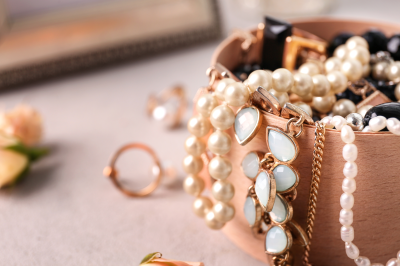 Schmuck geerbt? Was es nun zu beachten gilt Schmuck, Erbe, Juwelen, Gold, Silber, Perlen, Diamenten, Uhren